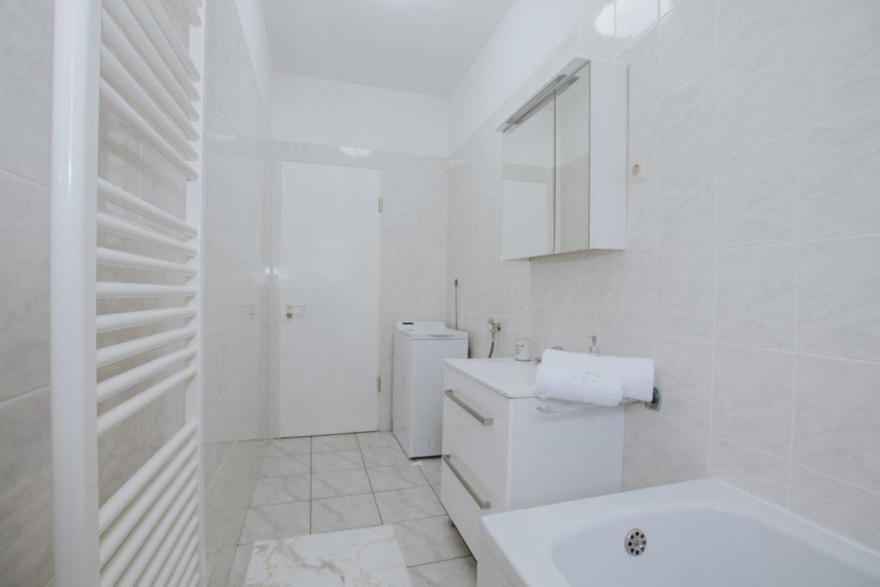 Apartment Deni Solin Bagian luar foto