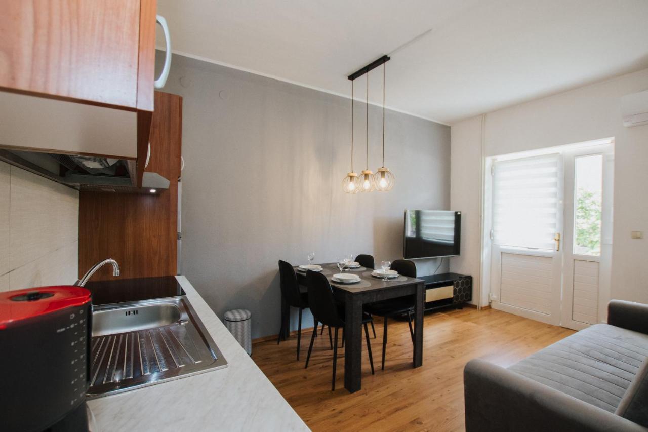 Apartment Deni Solin Bagian luar foto