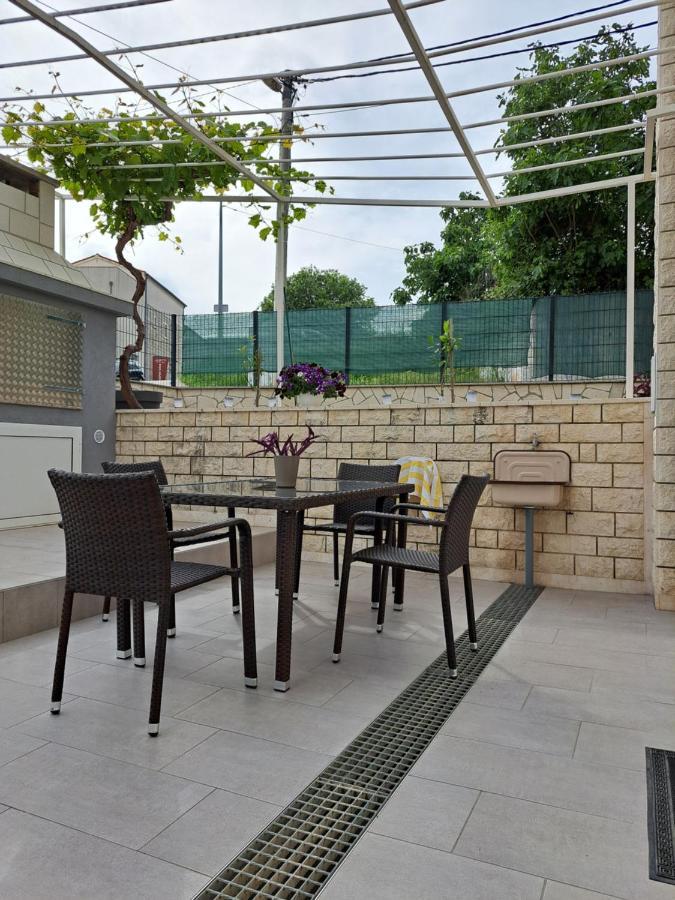 Apartment Deni Solin Bagian luar foto