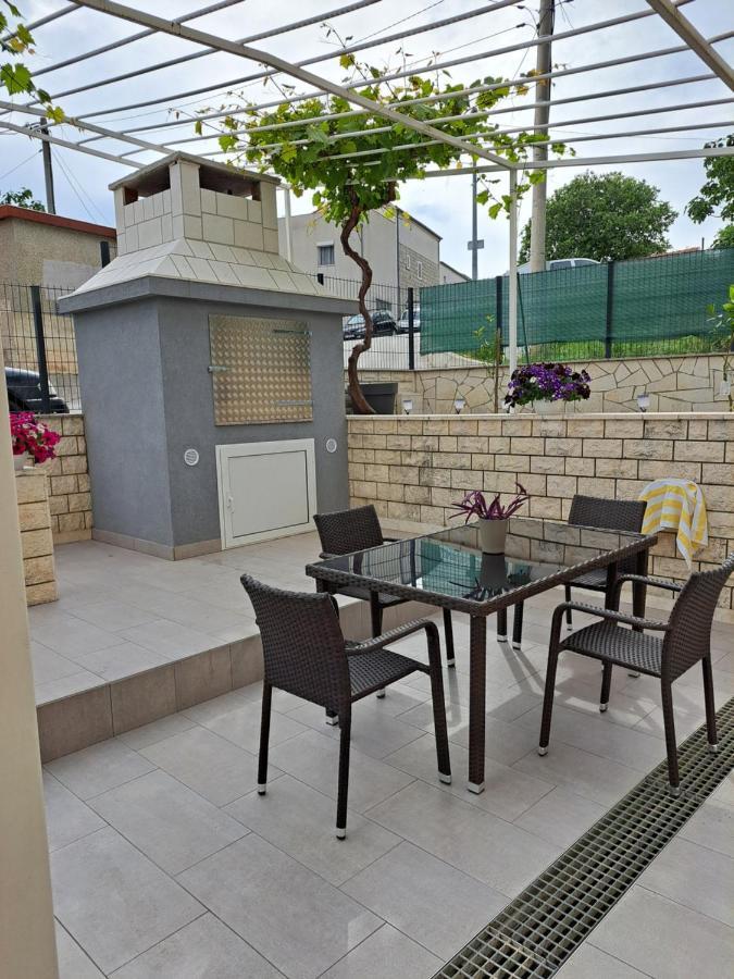 Apartment Deni Solin Bagian luar foto